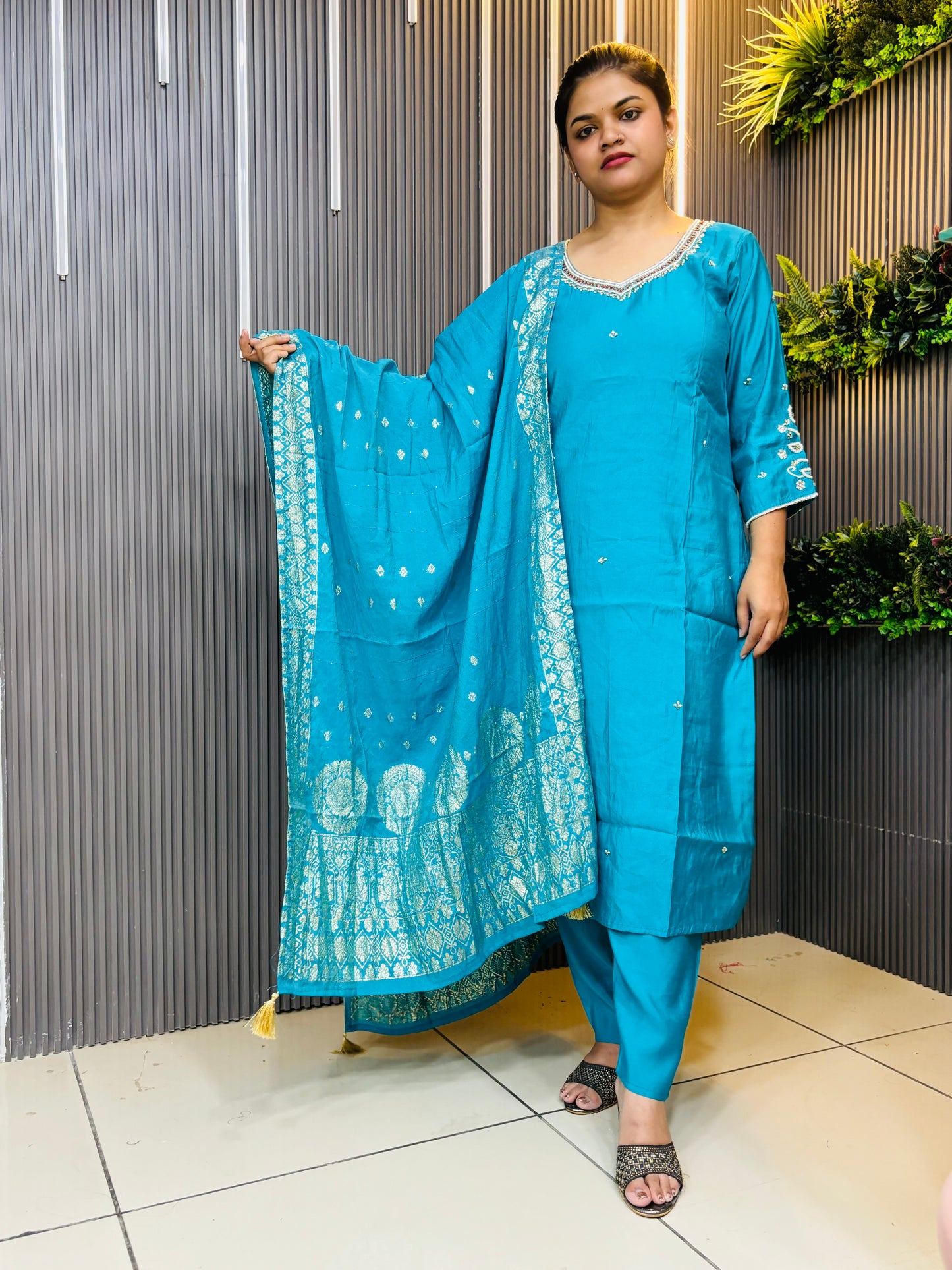 Green hand embroidery silk suit set